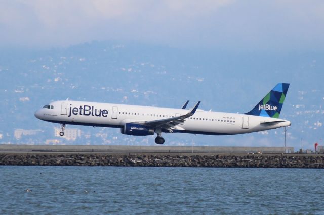 Airbus A321 (N945JT)