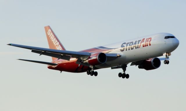BOEING 767-300 (N351CM)