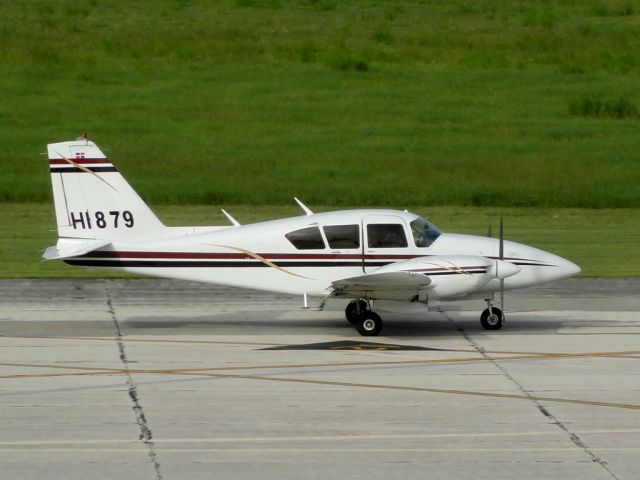 Piper Aztec (HI879)