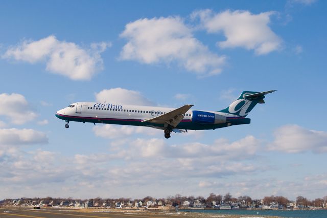 Boeing 717-200 (N980AT) - RWY27 arrival !