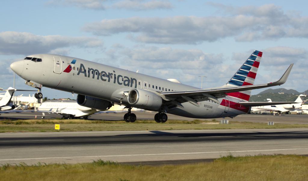 Boeing 737-800 (N930AN)