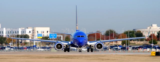 Boeing 737-800 (N8510E)