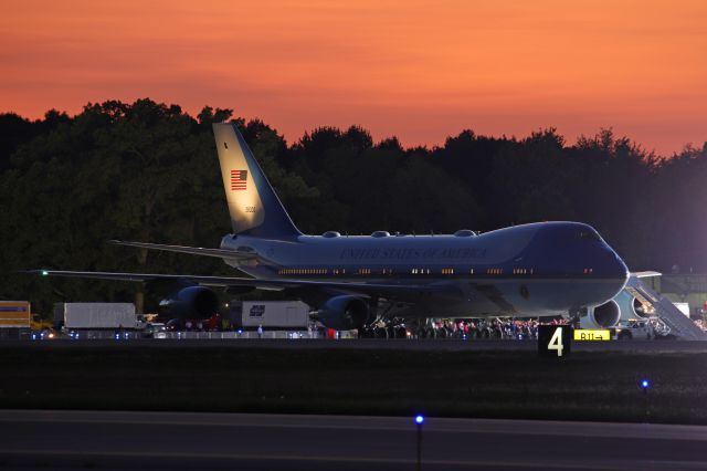 Boeing 747-200 (82-8000) - Air Force One at Grand Aire during an early evening campaign rally on 21 Sep 2020.