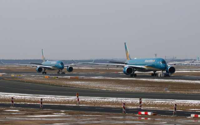 Airbus A350-900 (VNA-893) - with VN-A890 in the background