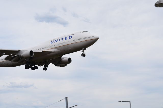 Boeing 747-400 (N128UA) - Landing on runway 25 at YSSY Sydney airportbr /This is the 747 in the Post-Merger livery