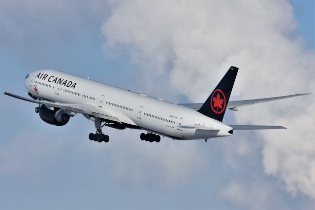 BOEING 777-300ER (C-FIUR) - Air Canada Boeing 777-333(ER) departing YYC on Feb 25.