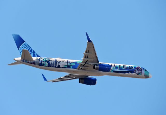 Boeing 757-200 (N14102) - United's "Her Art Here-New York/New Jersey" livery minutes till landing, winter 2019.