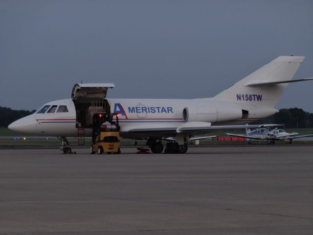 Dassault Falcon 20 (N158TW) - Loading cargo onto an Ameristar FA20.