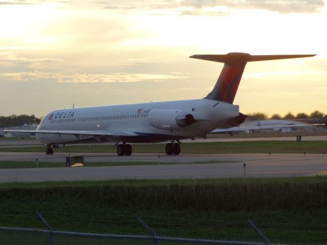 McDonnell Douglas MD-88 (N985DL)