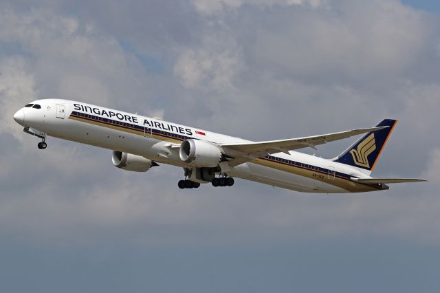 BOEING 787-10 Dreamliner (9V-SCV)