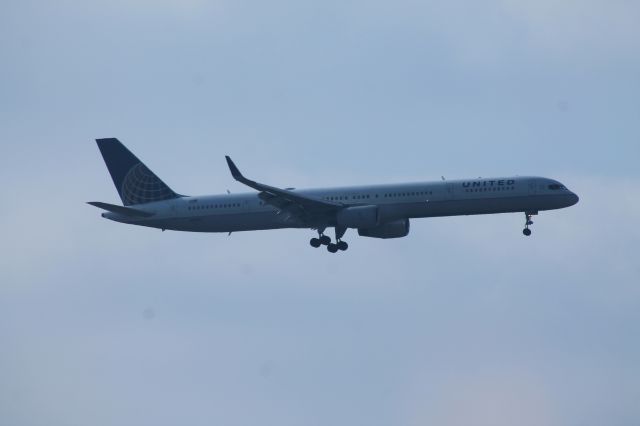 BOEING 757-300 (N57852) - United 1283 on final for runway 28 after a 2 hour flight from Houston Bush Int'ctl.