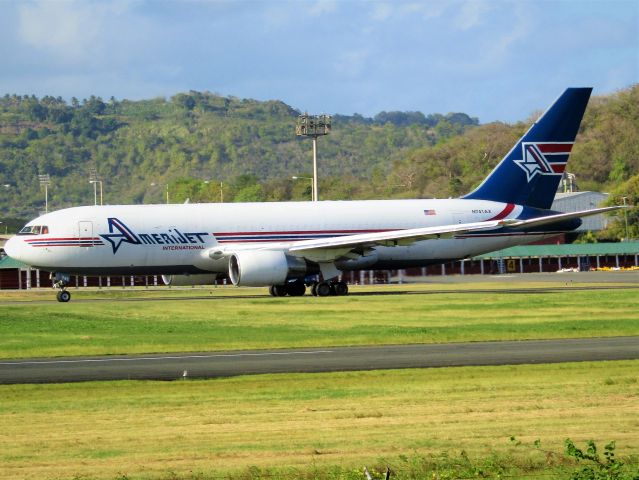 BOEING 767-300 (N741AX)