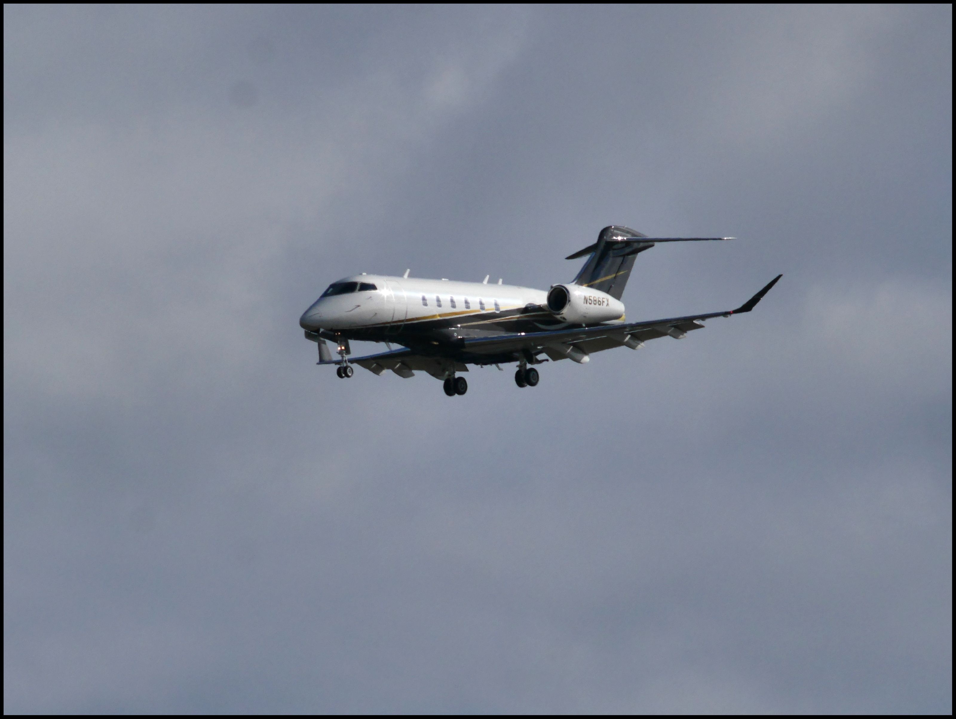 Bombardier Challenger 300 (N586FX) - Landing 30L