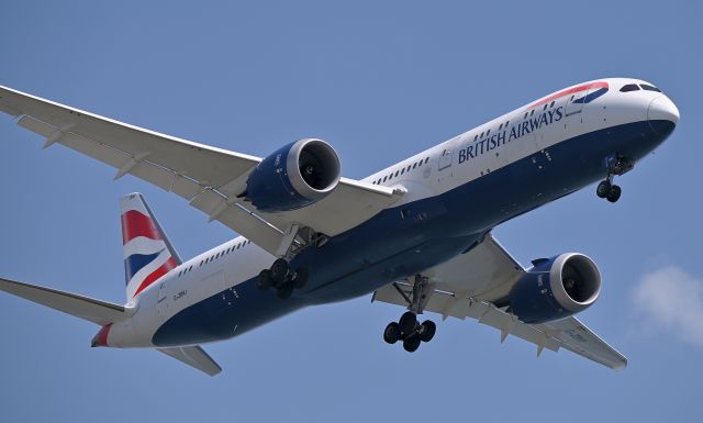 Boeing 787-8 (G-ZBKI) - 27.Apr.2025br /Landing at RWY22(B).br /The photo was taken at Jonanjima Seaside Park.