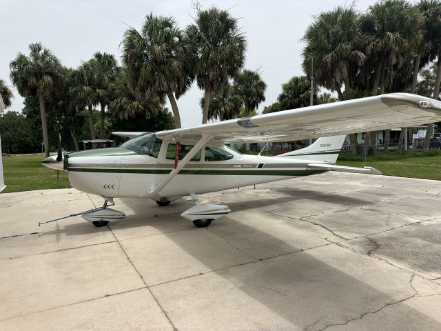 Cessna Skylane (N2808R) - Sharp hangared 182 on ramp Scott MacDonald Aircraft Stuart KSUA