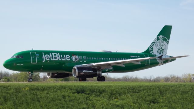 Airbus A320 (N595JB) - Celtics A320 in the evening lighting