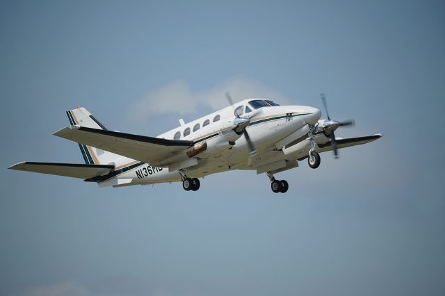 Beechcraft Super King Air 300 (N136MB)