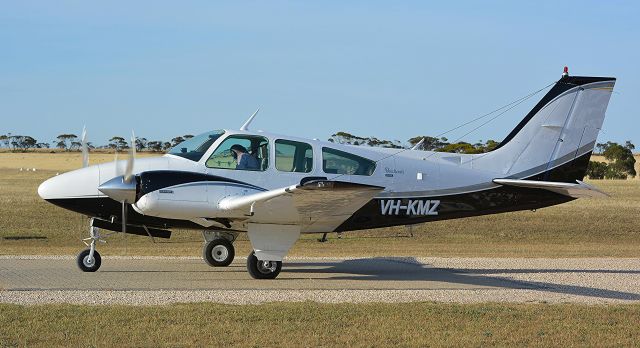 Beechcraft 55 Baron (VH-KMZ)