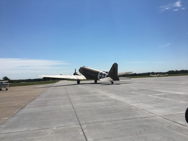 Douglas DC-3 (N87745)