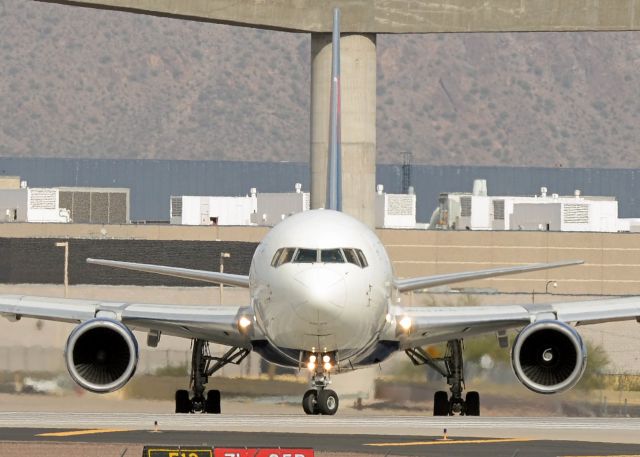 BOEING 767-300 (N126DL)