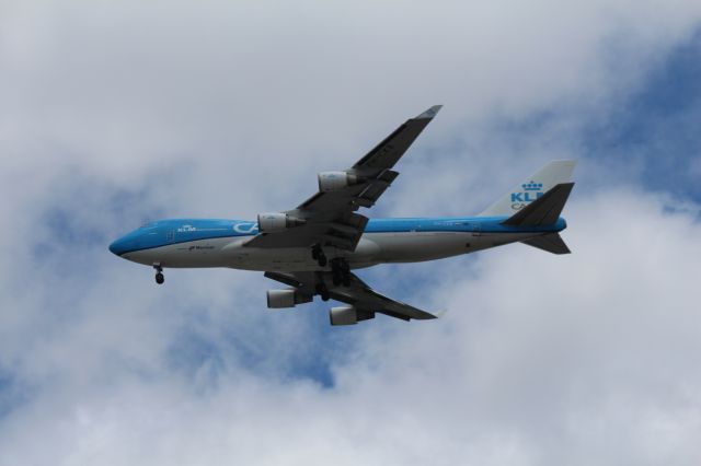 Boeing 747-200 (PH-CEB) - KLM Cargo on final approach to Miami International - Wilcox Field