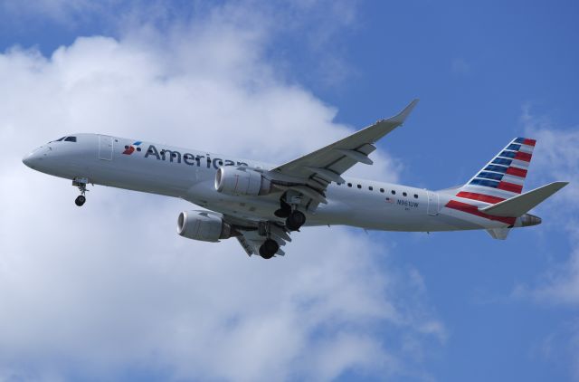 Embraer ERJ-190 (N961UW)