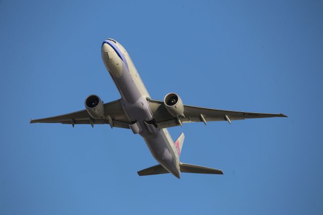 BOEING 777-300ER (B-18002)