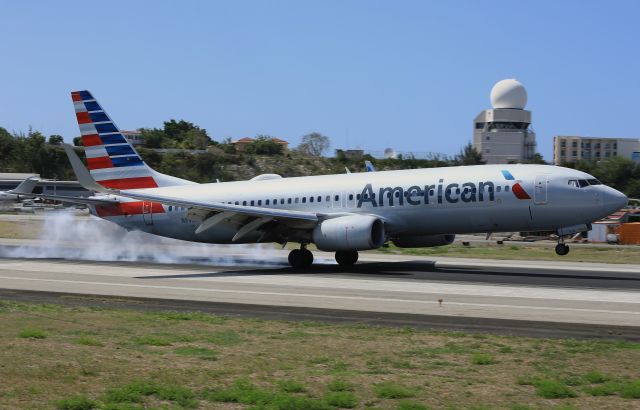 Boeing 737-800 (N895NN)