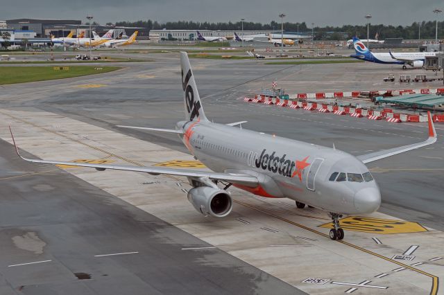 Airbus A320 (9V-JSQ)