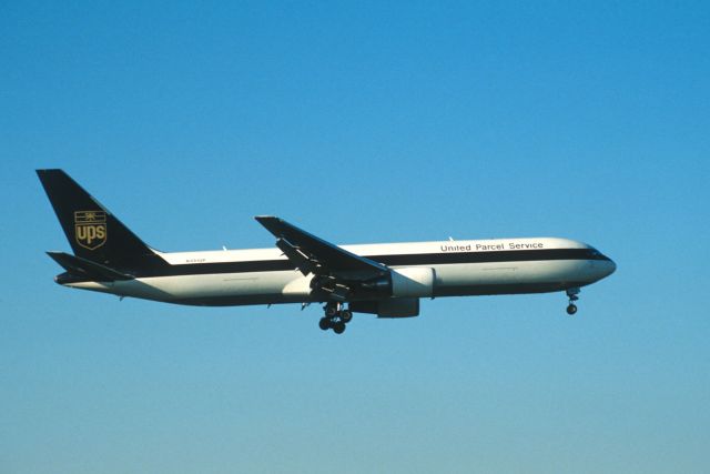 BOEING 767-300 (N331UP) - Final Approach to Narita Intl Airport Rwy34L on 2003/11/14