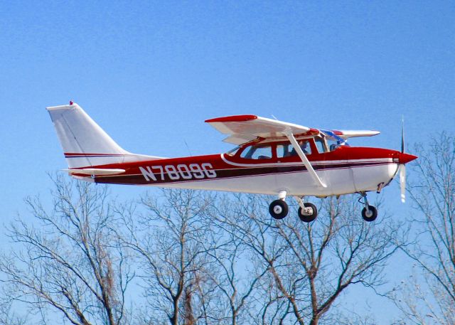 Cessna Skyhawk (N7809G) - At Downtown Shreveport.