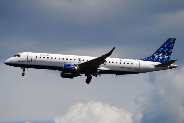 Embraer ERJ-190 (N236JB)