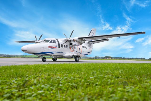 LET Turbolet (CC-DLI) - El L410NG es un avión turbohélice de nueva generación fabricado por LET Aircraft Industries. Está diseñado para operaciones regionales y en entornos difíciles, con capacidad para hasta 19 pasajeros. Su estructura mejorada y mayor capacidad de combustible le permiten alcanzar distancias de hasta 2,570 km. Ofrece tecnología avanzada en la cabina, motores eficientes y un amplio compartimento de carga, lo que lo convierte en una opción versátil para el transporte comercial y misiones especiales en todo tipo de terrenos, incluyendo pistas cortas y no pavimentadas.
