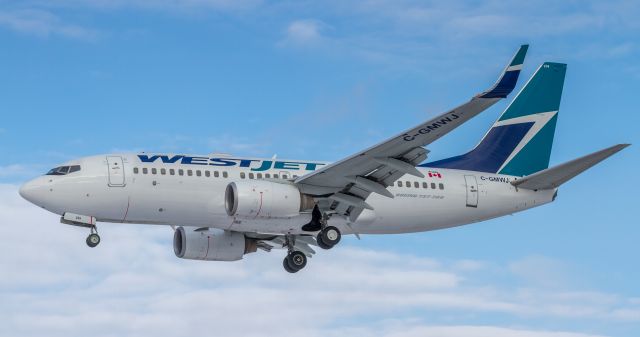 Boeing 737-700 (C-GMWJ)