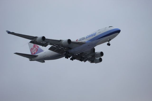 Boeing 747-400 (B-18709) - China Airlines Cargo 747-400F landing on runway 28C at Chicago O´hare from Anchorage