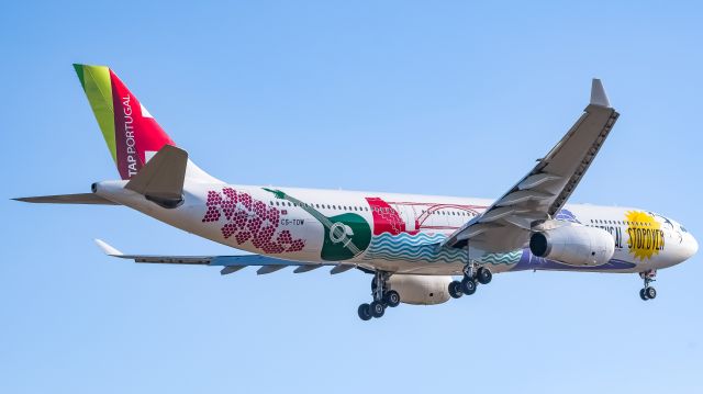 Airbus A330-300 (CS-TOW)