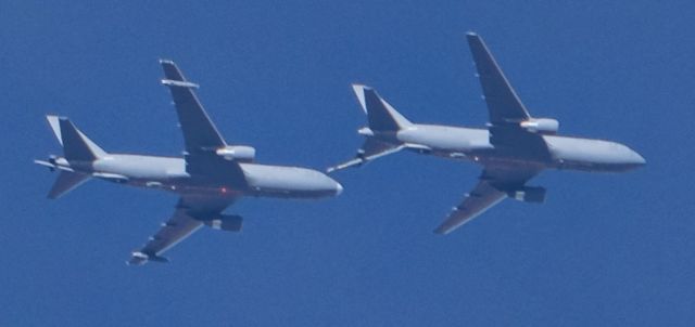 BOEING 767-200 (N462KC) - With a similar airplane at 25,000'.br /Lone Pine, California, March 4, 2020.