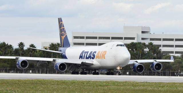 Boeing 747-400 (N412MC)