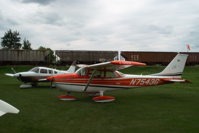 Cessna Skyhawk (N7543G) - Neat to an airplane with a train going by in the background. Grass strip is just west of CCY.