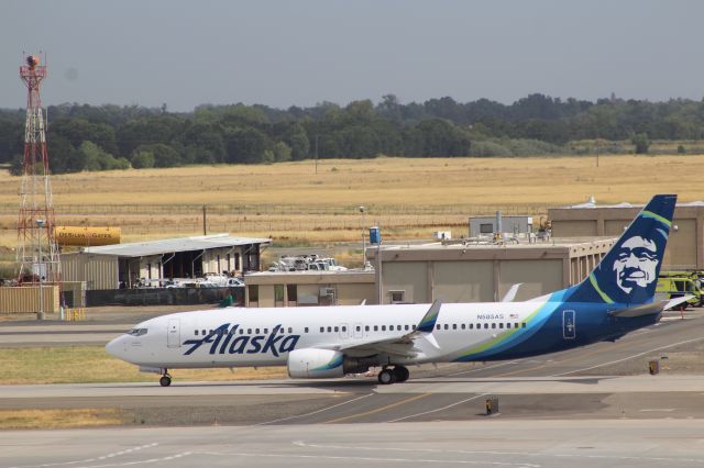 Boeing 737-800 (N585AS)