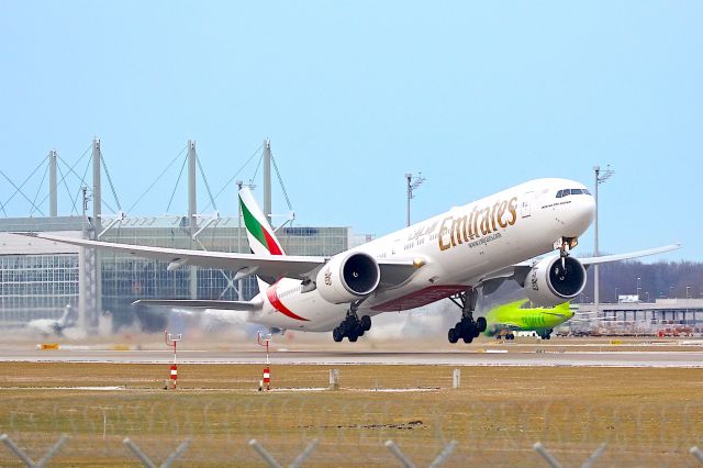 BOEING 777-300ER (A6-ECV)