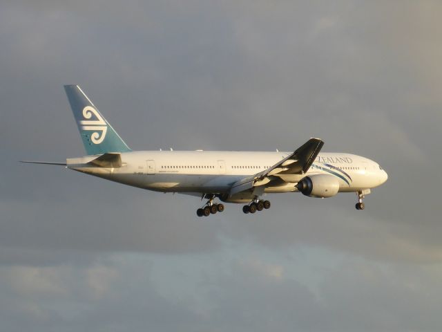 Boeing 777-200 (ZK-OKB)