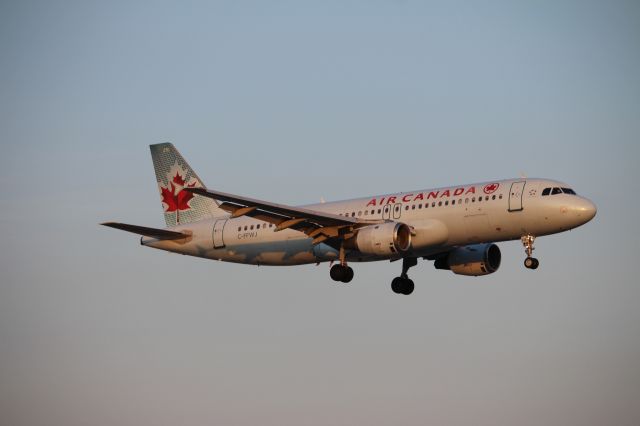 Airbus A320 (C-FFWJ)