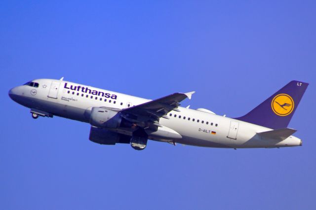 Airbus A319 (D-AILT) - D-AILT. Start von Düsseldorf nach München am 19.04.2019.