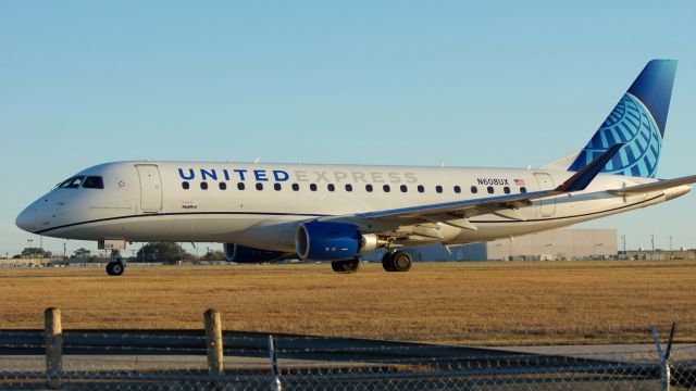 EMBRAER 175 (long wing) (N608UX) - Taxiing to 22 for departure.