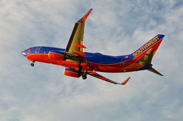 Boeing 737-700 (N266WN) - I LUV SWA !