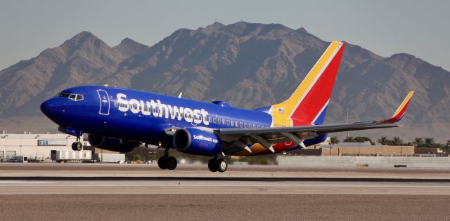 Boeing 737-700 (N220WN) - Touching down on 26L