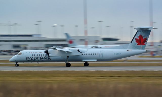 de Havilland Dash 8-400 (C-GGFP) - Decelerating on 08L during a rainy day at CYVR.