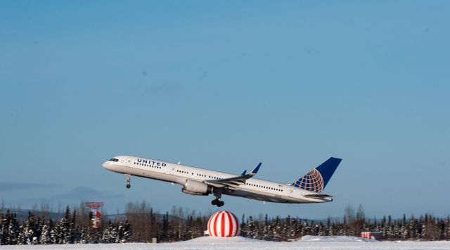 Boeing 757-200 (N19136) - UAL153