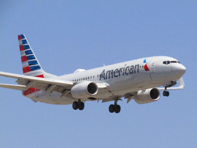 Boeing 737-800 (N992NN) - Landing RWY 20R